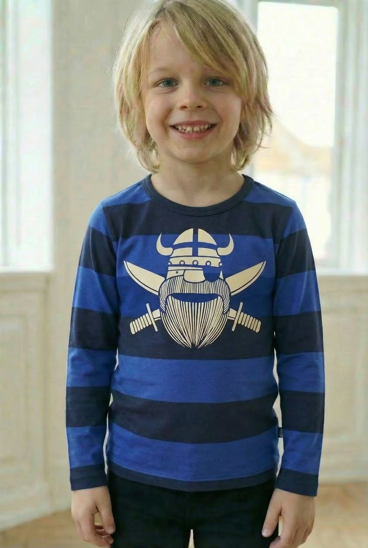 Sød langærmet bluse i bomuld med blå striber og print af piratviking til børn