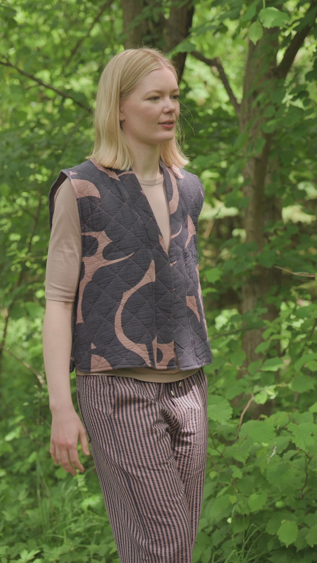 Danevibeke Quilt AOP Vest Dark Navy/Mauve TROPS