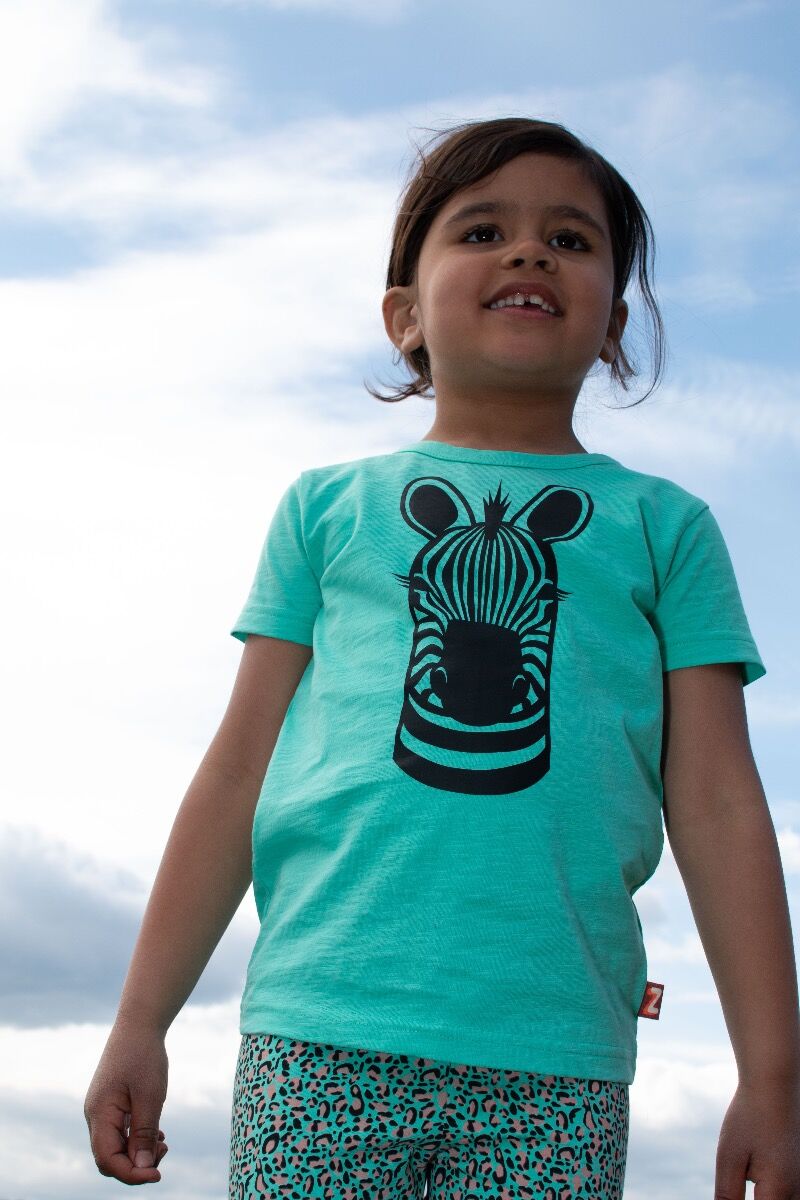 Sød kortærmet t-shirt til børn med print af zebra