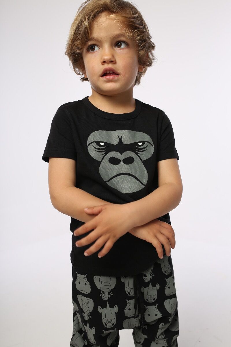 Sød kortærmet t-shirt til børn med print af gorilla